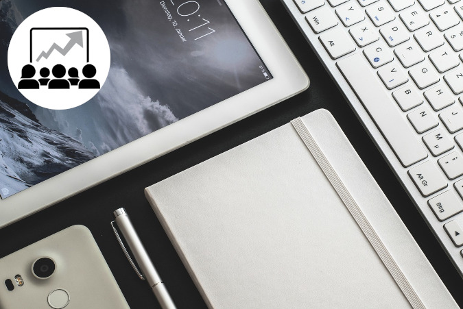 Illustration représentant des outils de travail collaboratif : tablette, clavier, carnet, smartphone et stylo, avec l'icone du pôle animation scientifique, symbolisant l’animation scientifique et les services d’appui à la recherche universitaire de l'IRIHS